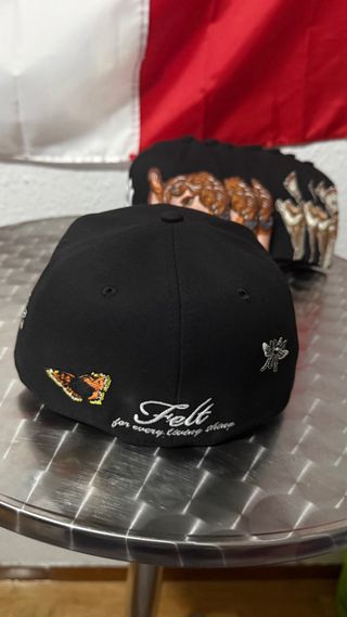 Gorra Negra con Flores y Mariposa
