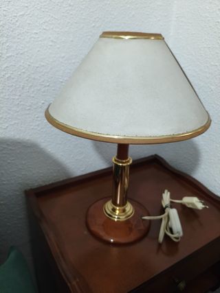 Lámpara de mesa dorada y marrón