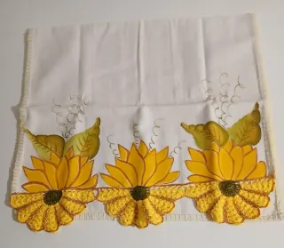 Asciugamano con decoro girasoli uncinetto