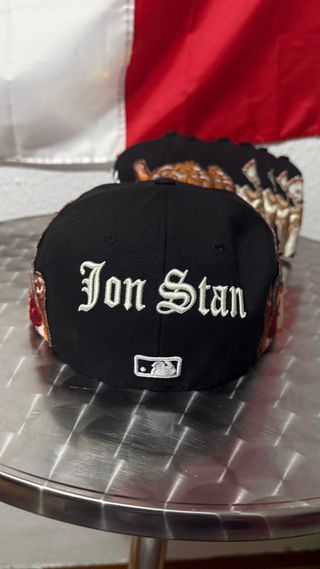 Gorra Negra con Diseño de Cupido Bordado Jon Stan