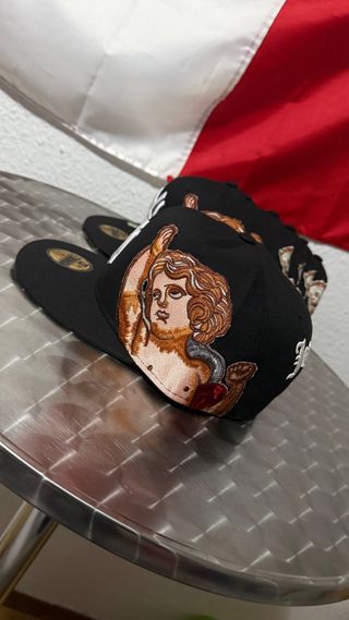 Gorra Negra con Diseño de Cupido Bordado Jon Stan