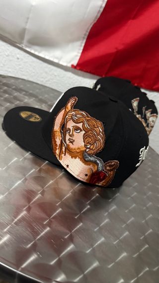Gorra Negra con Diseño de Cupido Jon Stan