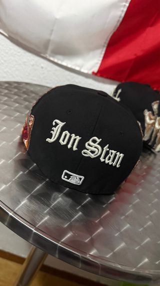 Gorra Negra con Diseño de Cupido Jon Stan