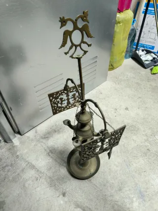 Lámpara de aceite antigua de latón