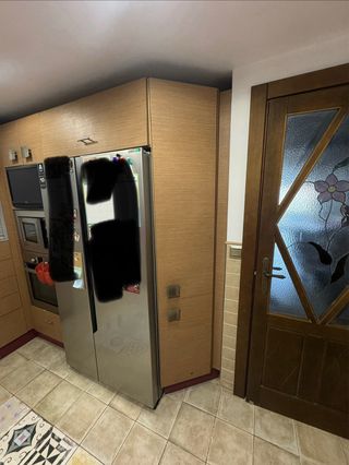 Cocina Muebles Madera y Encimera Roja