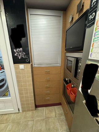 Cocina Muebles Madera y Encimera Roja