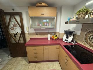 Cocina Muebles Madera y Encimera Roja