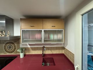 Cocina Muebles Madera y Encimera Roja