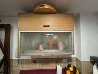 Cocina Muebles Madera y Encimera Roja