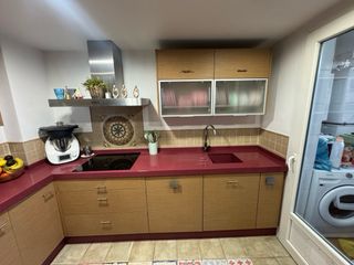 Cocina Muebles Madera y Encimera Roja