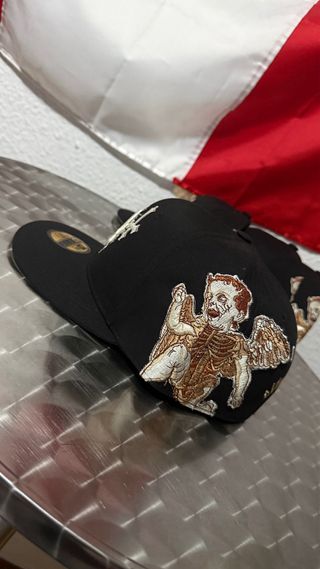 Gorra Negra con Bordado Dorado