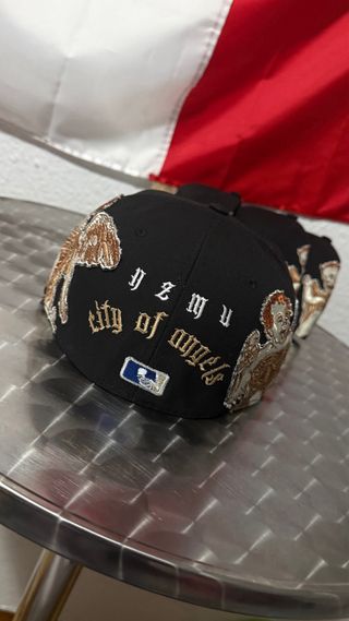 Gorra Negra con Bordado Dorado