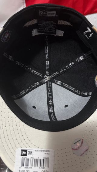 Gorra Negra con Bordado Dorado