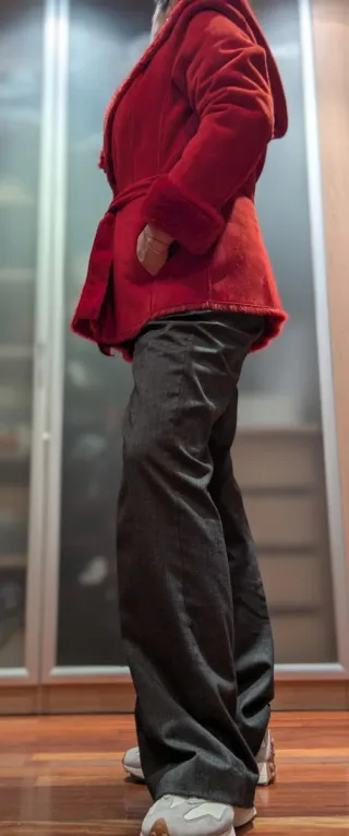 Abrigo corto rojo con pelo sintético