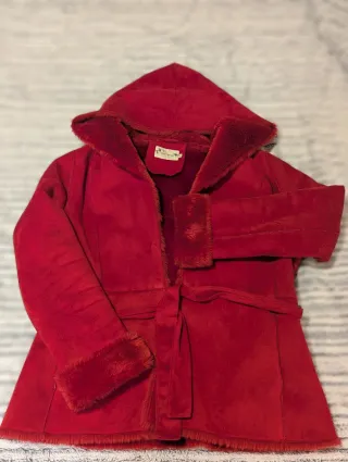 Abrigo corto rojo con pelo sintético