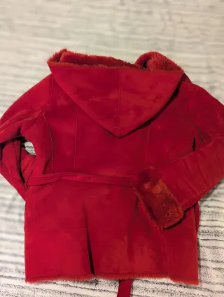 Abrigo corto rojo con pelo sintético