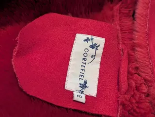 Abrigo corto rojo con pelo sintético