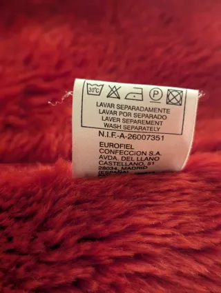 Abrigo corto rojo con pelo sintético