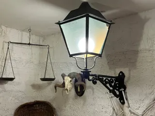 Farola antigua y balanza romana