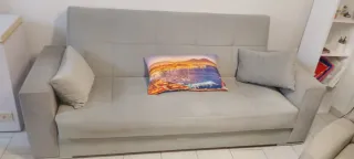 Divano grigio in tessuto