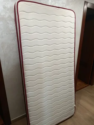 Colchón de tela rojo