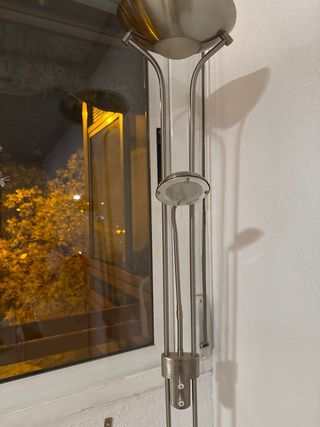 Lámpara de pie moderna gris