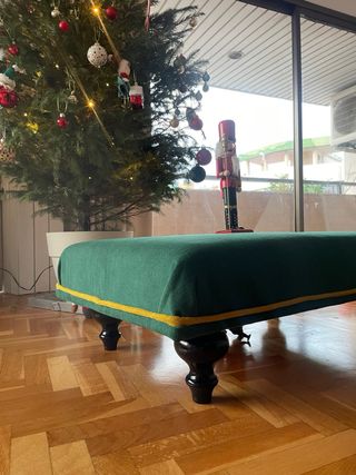 Reposapiés de terciopelo verde y dorado