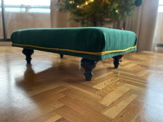 Reposapiés de terciopelo verde y dorado