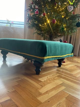 Reposapiés de terciopelo verde y dorado