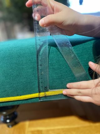 Reposapiés de terciopelo verde y dorado