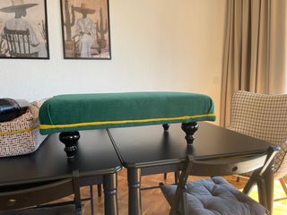 Reposapiés de terciopelo verde y dorado