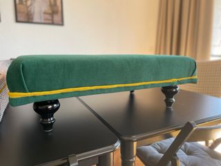 Reposapiés de terciopelo verde y dorado