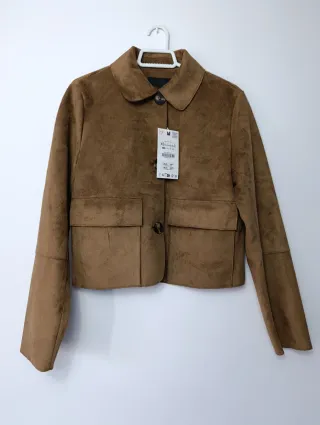 Cazadora efecto ante Zara