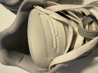 Zapatillas Off-White grises y blancas out of offic