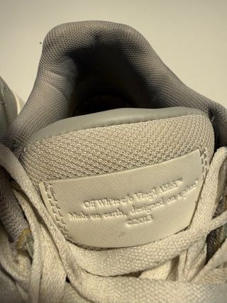 Zapatillas Off-White grises y blancas out of offic