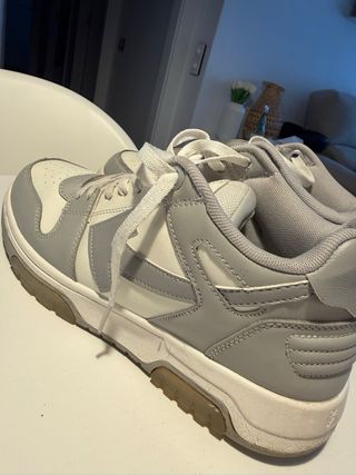 Zapatillas Off-White grises y blancas out of offic