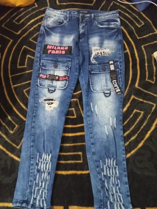 Vaqueros azules rotos con accesorios negros