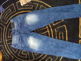 Vaqueros azules rotos con accesorios negros