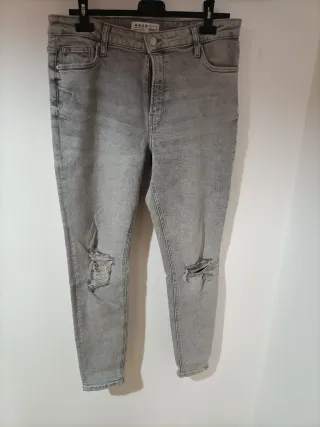 Pantalón vaquero gris desgastado