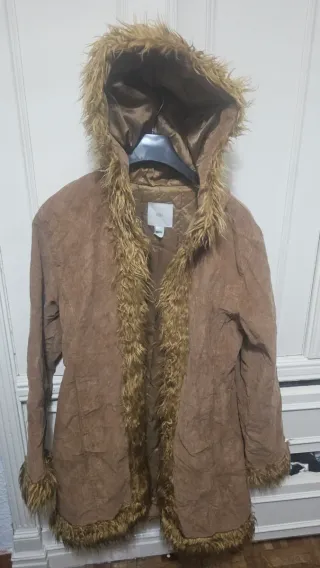 Chaqueta pana con capucha y pelo