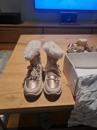 Botas de invierno Virucci doradas y blancas