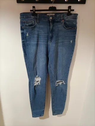Pantalón vaquero azul desgastado