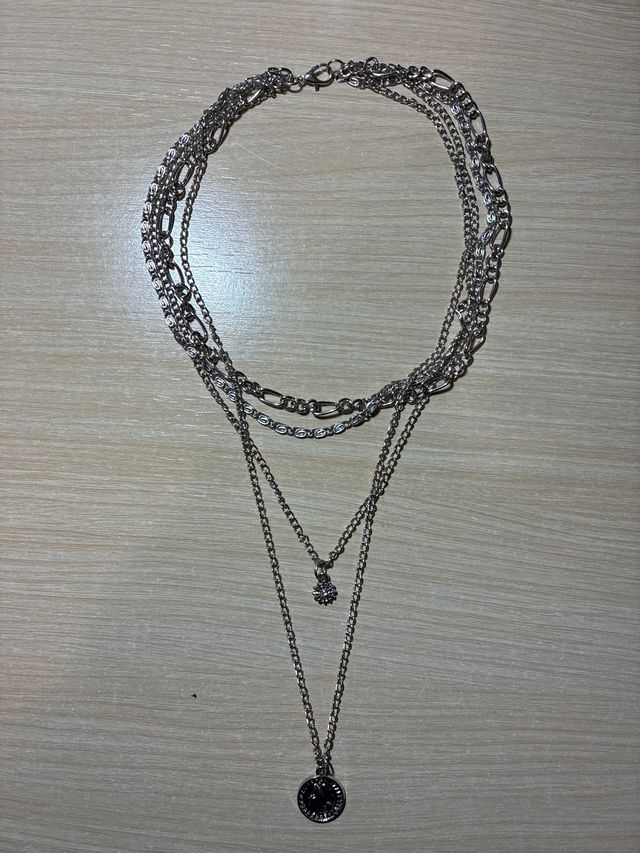 Collar multicapa con colgantes