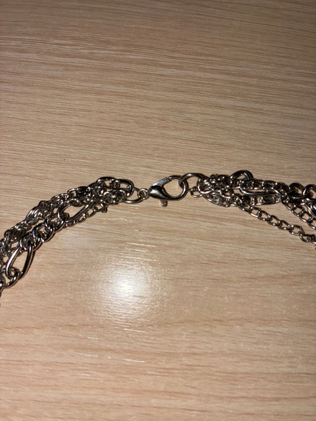 Collar multicapa con colgantes