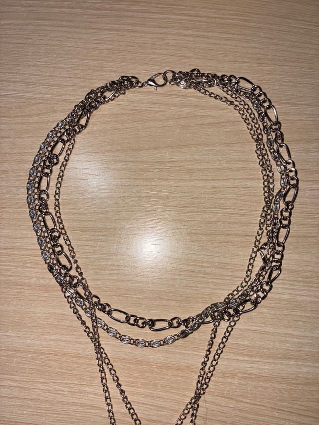 Collar multicapa con colgantes