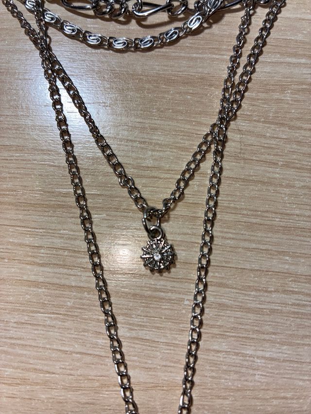 Collar multicapa con colgantes