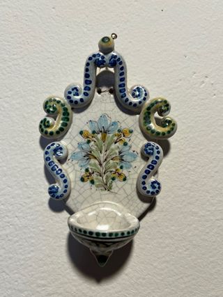 Conjunto de 13 benditeros de cerámica