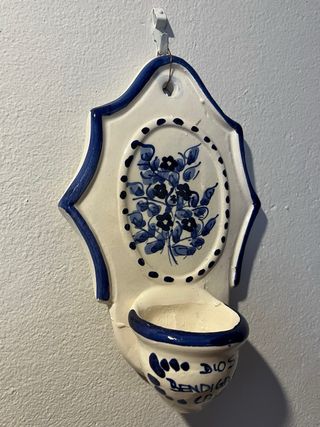 Conjunto de 13 benditeros de cerámica