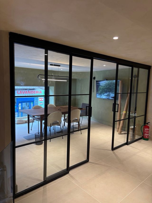 Puerta hierro y cristal