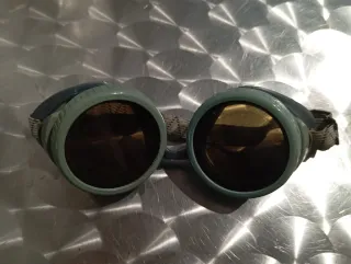 Gafas punk post-apocalípticas antiguo.